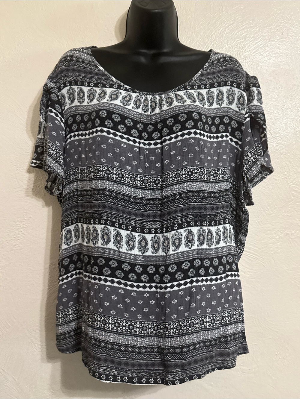 Women's Black & White Printed Short Sleeve Blouse - Casual Scoop Neck